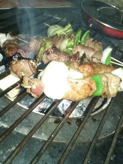 Una foto de Brochetas de carne de res