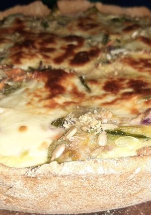 Una foto de Tarta de zapallitos con queso y masa de harina integral casera😉