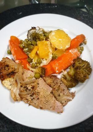 Szűzpecsenye zöldségekkel sütőzacskóban recept fotója
