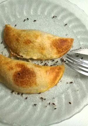 Una foto de Empanadas de cebollita y champis al vino blanco🐈