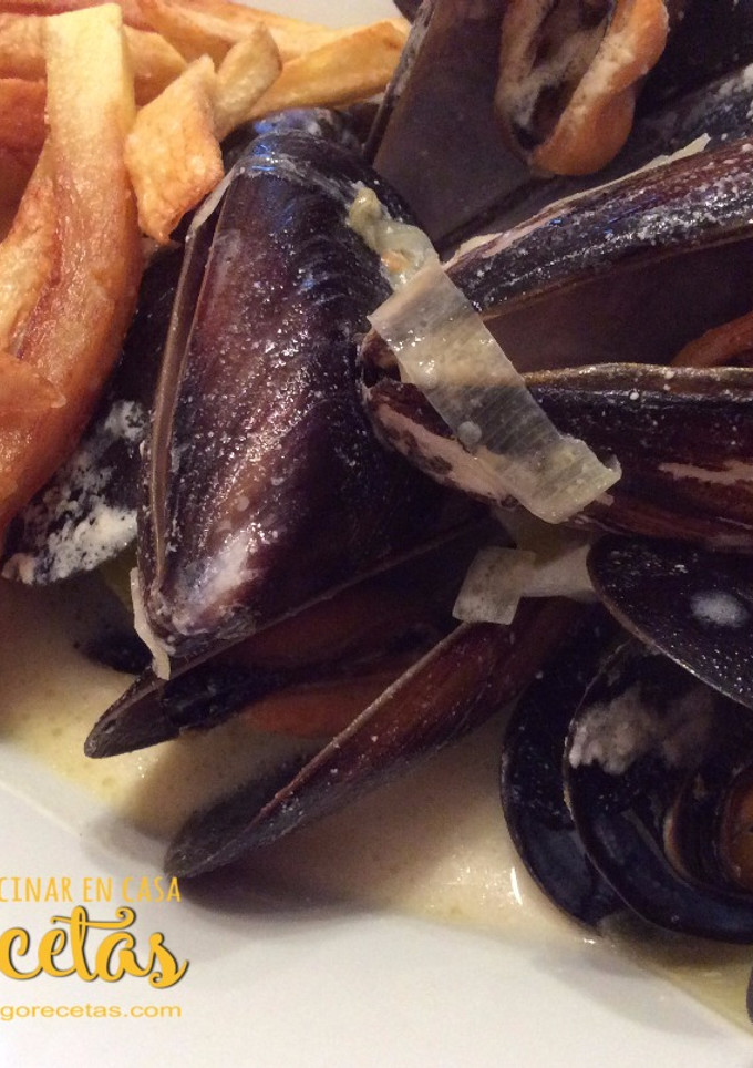 Una foto de Mejillones al estilo belga, "Moules-frites" en olla GM D, E, F y G
