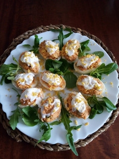 Una foto de Huevos rellenos de atún, surimi y aceitunas aliñadas