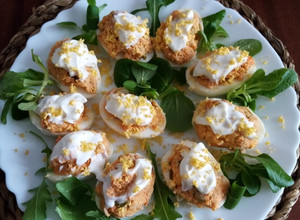 Foto principal de Huevos rellenos de atún, surimi y aceitunas aliñadas