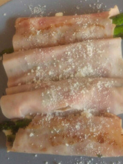 Una foto de Espárragos trigueros con jamón y queso