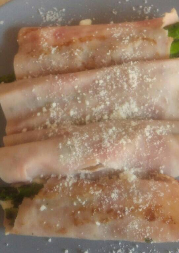 Una foto de Espárragos trigueros con jamón y queso