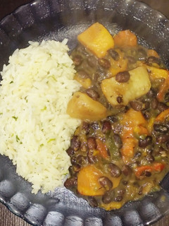 Una foto de Cazuela de porotos (sin carne) y arroz frito (al estilo brasilero)