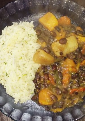 Una foto de Cazuela de porotos (sin carne) y arroz frito (al estilo brasilero)