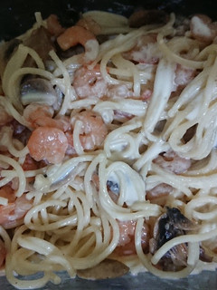 Una foto de Fideos con salsa de champiñones y camarones