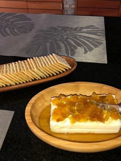 Una foto de Queso crema con dulce de ají