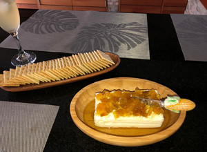 Una foto de Queso crema con dulce de ají