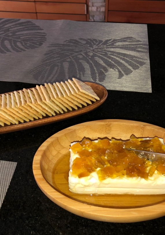 Una foto de Queso crema con dulce de ají