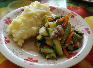 Una foto de Salteado de carne con verduras acompañado de puré de papas