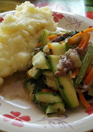 Una foto de Salteado de carne con verduras acompañado de puré de papas