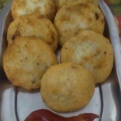 A picture of Rava Kachori stuffed with aloo and matar.