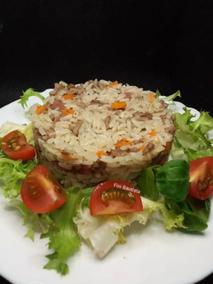 Una foto de Arroz blanco con picadillo de ternera y fuet