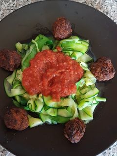 Húsgombócok cukkinis paradicsomos tésztával recept fotója