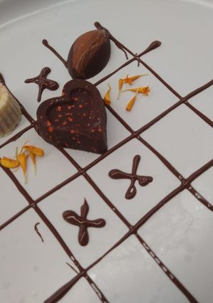 Una foto de Bombones de  chocolate con relleno de chapulín