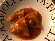 Una foto de pasta con alcaparras