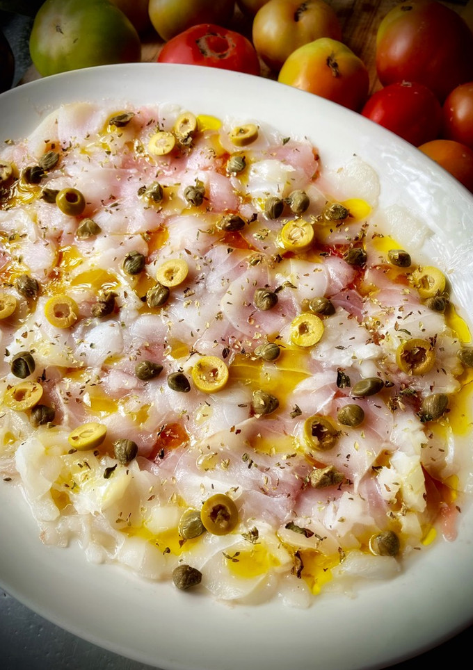 Una foto de Carpaccio de bacalao
