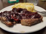 Bondiola de cerdo con salsa de vino tinto y milhojas
