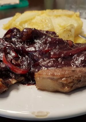 Una foto de Bondiola de cerdo con salsa de vino tinto y milhojas