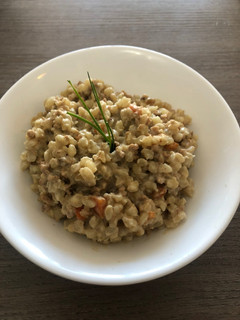 Una foto de Risotto de mote y pino vegetal