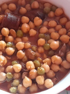 Una foto de Potaje de garbanzos con guisantes y habas