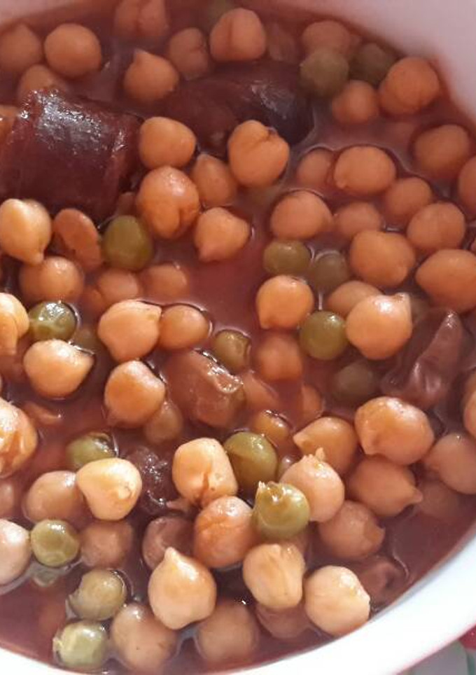 Una foto de Potaje de garbanzos con guisantes y habas