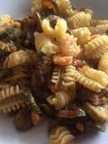 Insalata di pasta con zucchine, gamberetti e curry
