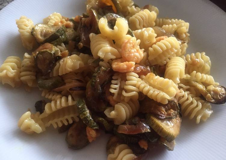 Insalata di pasta con zucchine, gamberetti e curry