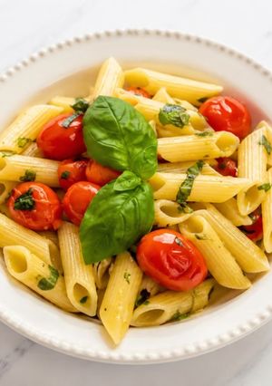 Una foto de Mostacholes a la pomodorini con tomate cherry y albahaca