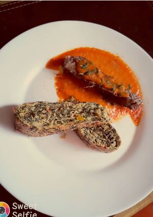 Una foto de Tortilla de acelga con carne ala olla con salsa de zanahoria