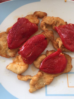 Una foto de Pechugas de pollo a mi estilo con pimientos del piquillo