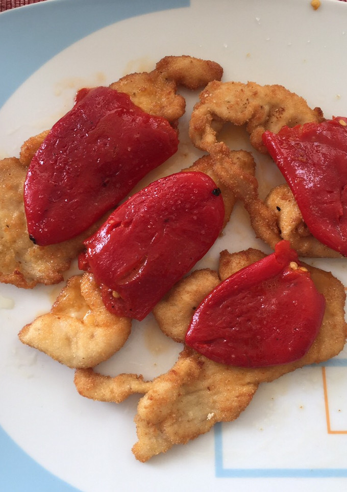 Una foto de Pechugas de pollo a mi estilo con pimientos del piquillo
