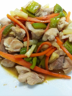 Una foto de Pollo agridulce (verduras+piña), a mi manera