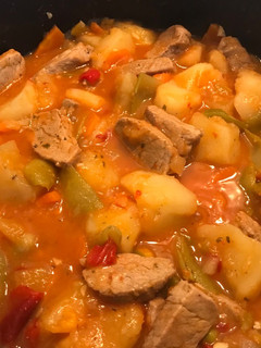 Una foto de Guiso carne de cerdo y patatas
