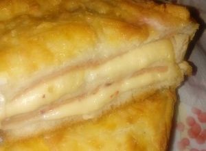 Una foto de Sándwich croque monsieur (2 capas)