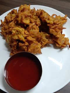 प्याज की पकौड़ी (Pyaz ki pakodi recipe in hindi) रेसिपी मुख्य फोटो