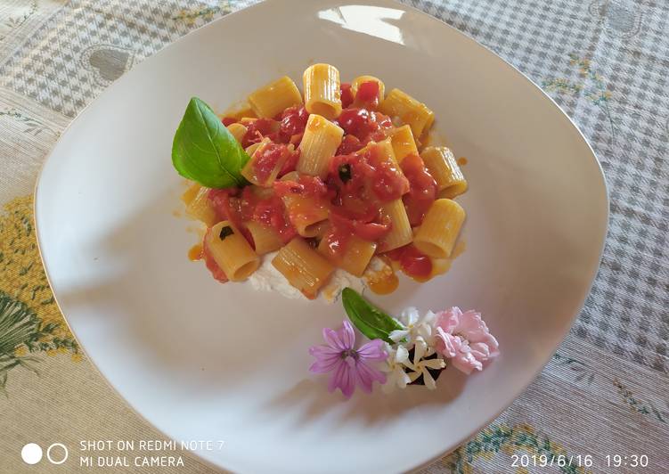 Rigatoni su crema di ricotta,e ciliegini pomodorini freschi