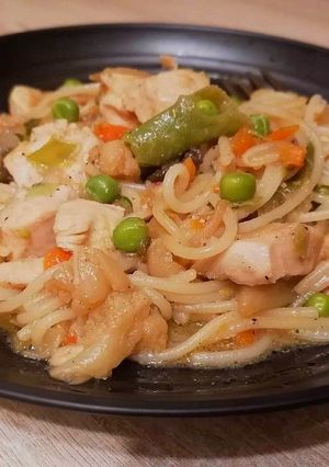 Kínai zöldséges tészta csirkemellel recept fotója