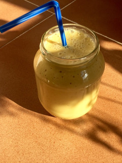 Una foto de Batido de frutas con zumo de naranja natural