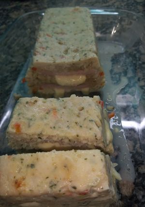 Una foto de Budín de pollo relleno con jamón y queso