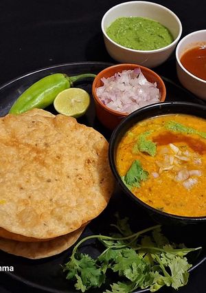 A picture of Protein rich Sindhi Dal Pakwan for breakfast or brunch.