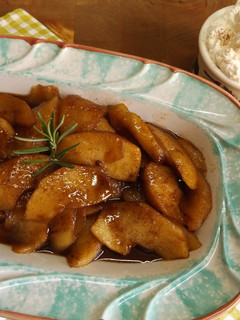 Una foto de Manzanas caramelizadas con oporto y bayas con crema de canela