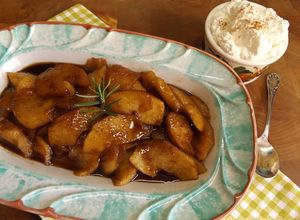 Una foto de Manzanas caramelizadas con oporto y bayas con crema de canela