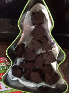 Una foto de Chocolates navideños con preparación del mismo, con cacao