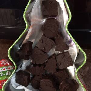 Chocolates navideños con preparación del mismo, con cacao