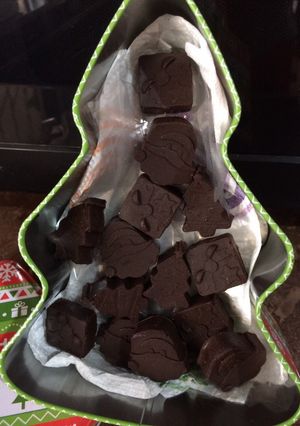 Una foto de Chocolates navideños con preparación del mismo, con cacao