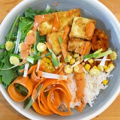 A picture of Tofu Poke Bowl with Srirachannaise.