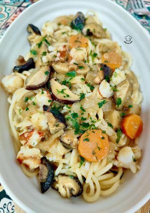 Una foto de Spaghetti con shiitake, zanahoria y gambones al curry